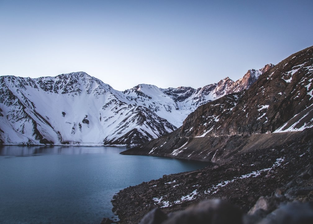 Passeio e tour em Cajón del Maipo e Embalse el Yeso com vista para a represa El Yeso com picos nevados ao fundo