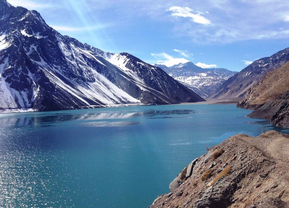 Visão da Laguna del Inca, seca de uma lado e com neve do outro.